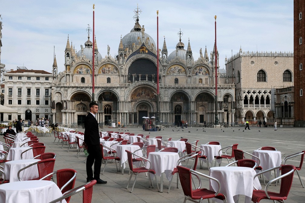 Restaurante fica vazio em Veneza; governo da Itália ampliou quarentena para tentar frear o coronavírus — Foto: Manuel Silvestri/AP