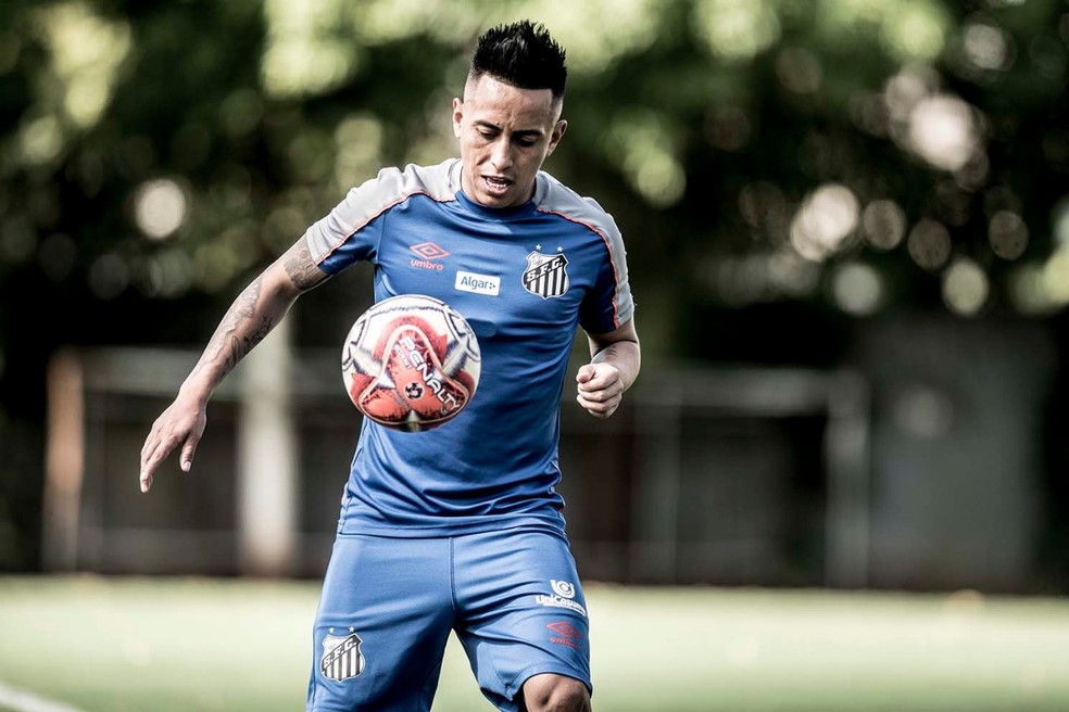 Cueva já treina com o elenco do Santos desde a semana passada — Foto: Ivan Storti/Santos FC