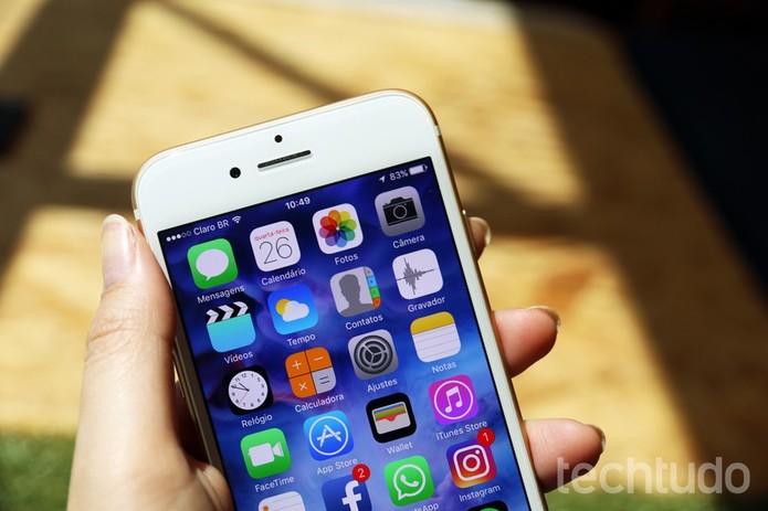 O celular da Apple traz um display de 4,7 polegadas (Foto: Reprodução/TechTudo)