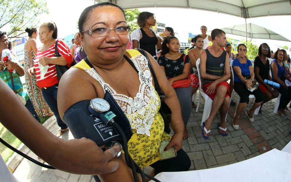ServiÃ§os como aferiÃ§Ã£o da pressÃ£o arterial foram oferecidos nesta segunda (6) (Foto: Mateus Pereira/GOVBA)