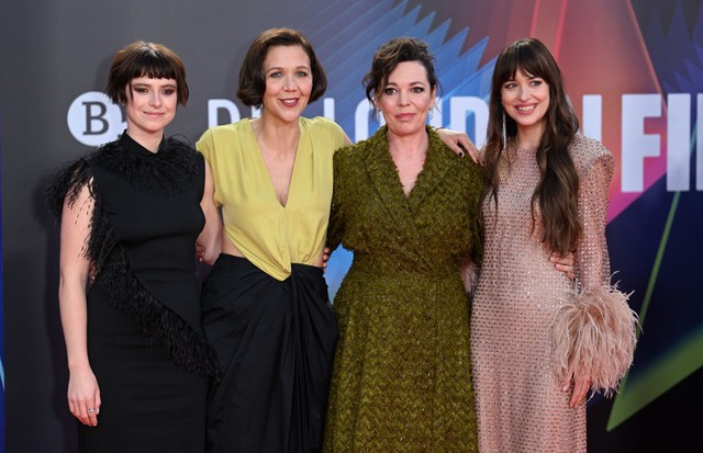 LONDON, ENGLAND - OCTOBER 13: (L-R) Jessie Buckley, Maggie Gyllenhaal, Olivia Colman and Dakota Johnson attend "The Lost Daughter" UK Premiere during the 65th BFI London Film Festival at The Royal Festival Hall on October 13, 2021 in London, England. (Pho (Foto: WireImage)