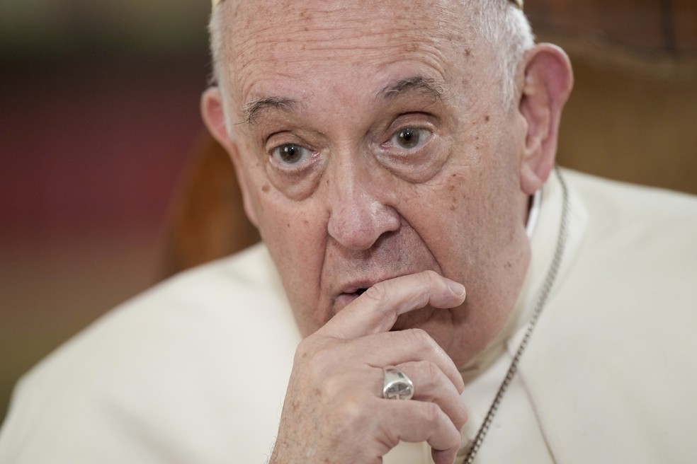 Papa Francisco durante entrevista exclusiva para a Associated Press de dentro do Vaticano em 24 de janeiro de 2023 — Foto: Andrew Medichini/AP