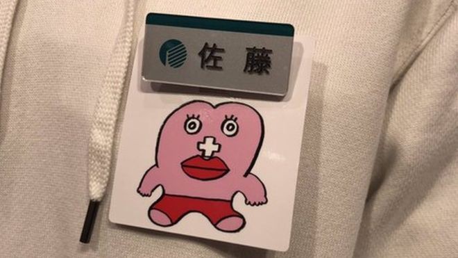 Uma loja japonesa deu a suas funcionárias a opção de usar uma etiqueta que identifica quando estão menstruadas: a ideia gerou polêmica (Foto: WWD JAPAN via BBC)