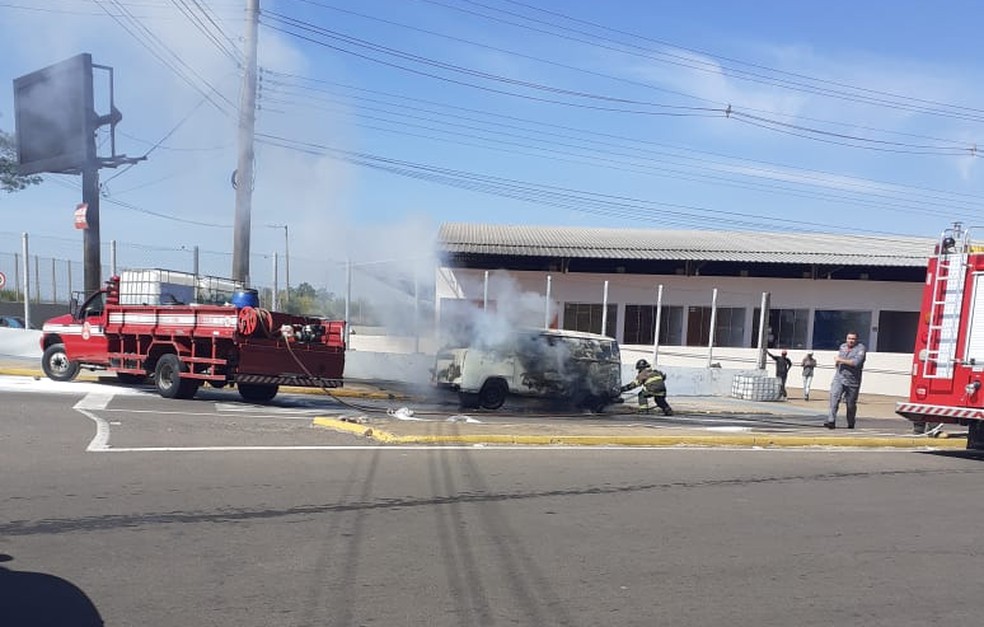 Fogo atingiu perua no Jardim Santa Fé, em Presidente Prudente, no dia 1º de maio de 2020 — Foto: Maria Lucia/Cedida