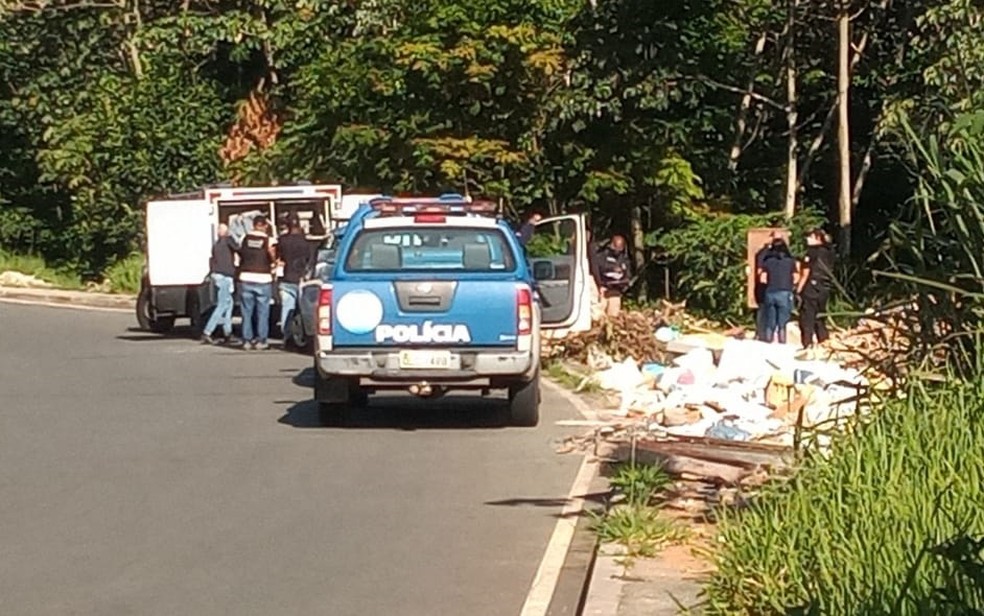 Dois corpos foram encontrados na manhã desta quinta, na Av. Dois de Julho, em Salvador — Foto: Cid Vaz/TV Bahia