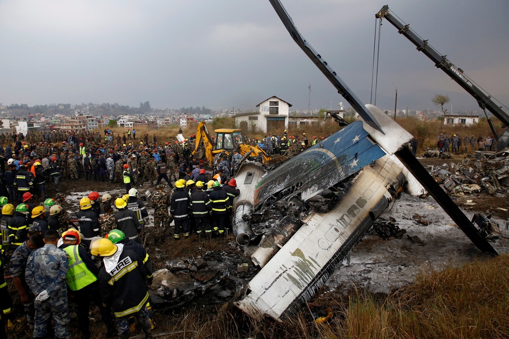 Trabalho de rescaldo no avião que caiu no Aeroporto de Katmandu (Foto: Reuters/Navesh Chitrakar)