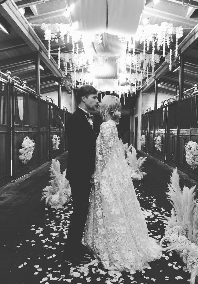 Kaley Cuoco e Karl Cook se casam em estábulo. (Foto: Instagram Kaley Cuoco/ Reprodução)