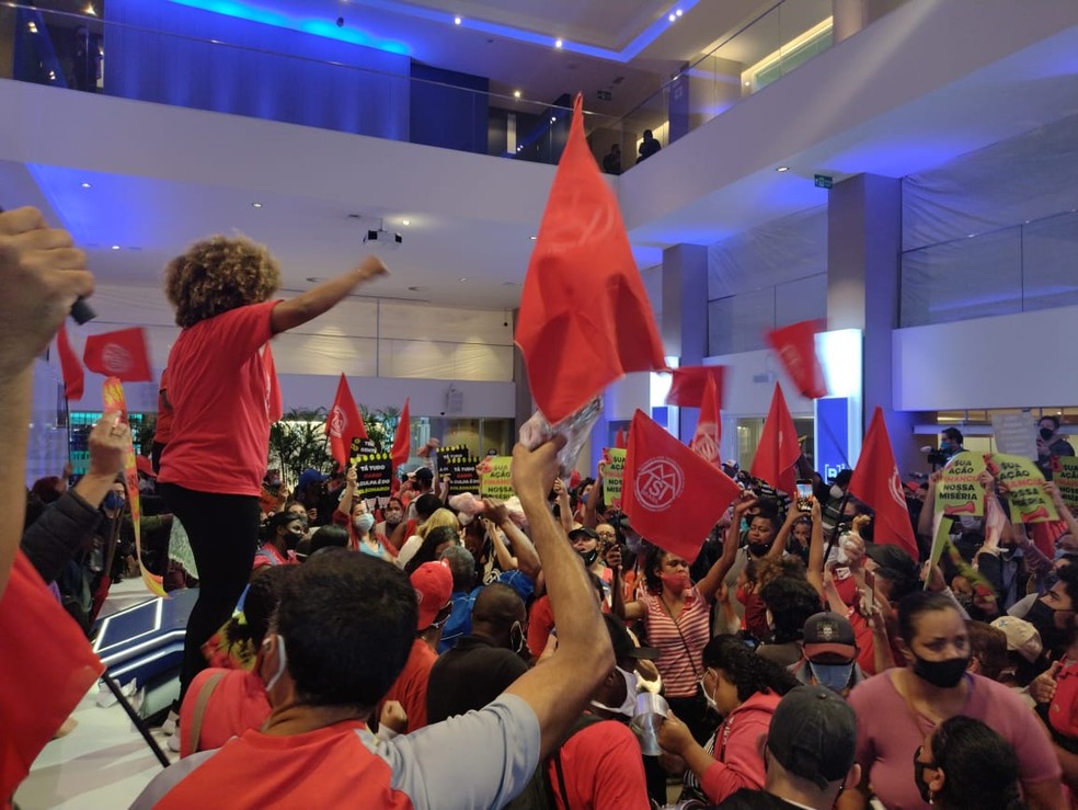 Movimentos sociais ocuparam prédio da B3, a Bolsa de Valores de SP, em protesto contra o desemprego e a fome — Foto: Vivian Reis/G1