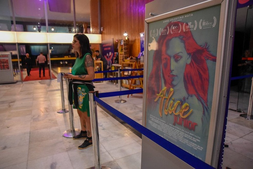 Exibição do longa-metragem "Aline Júnior", do paranaense Gil Baroni, na Mostra Competitiva do 52º Festival de Brasília do Cinema Brasileiro — Foto:  Mayangdi Inzaulgarat/Divulgação