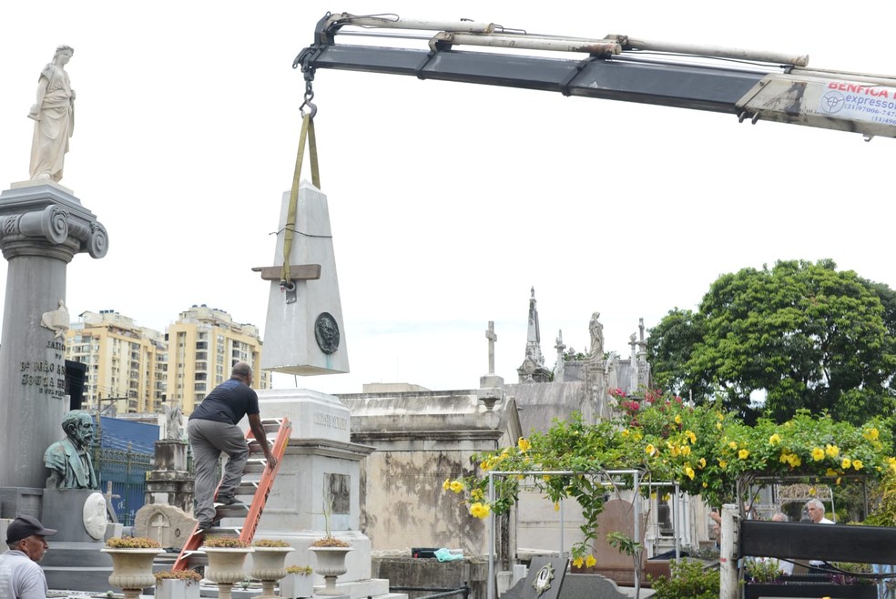 Efígie e adornos do mausoléu de Augusto Severo também serão transportados ao RN  — Foto: Adriano Ishibashi