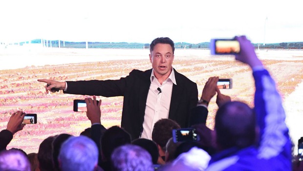 Elon Musk ADELAIDE, AUSTRALIA - SEPTEMBER 29: Elon Musk during his presenation at the Tesla Powerpack Launch Event at Hornsdale Wind Farm on September 29, 2017 in Adelaide, Australia. Tesla will build the world's largest lithium ion battery after coming t (Foto: Mark Brake/Getty Images)