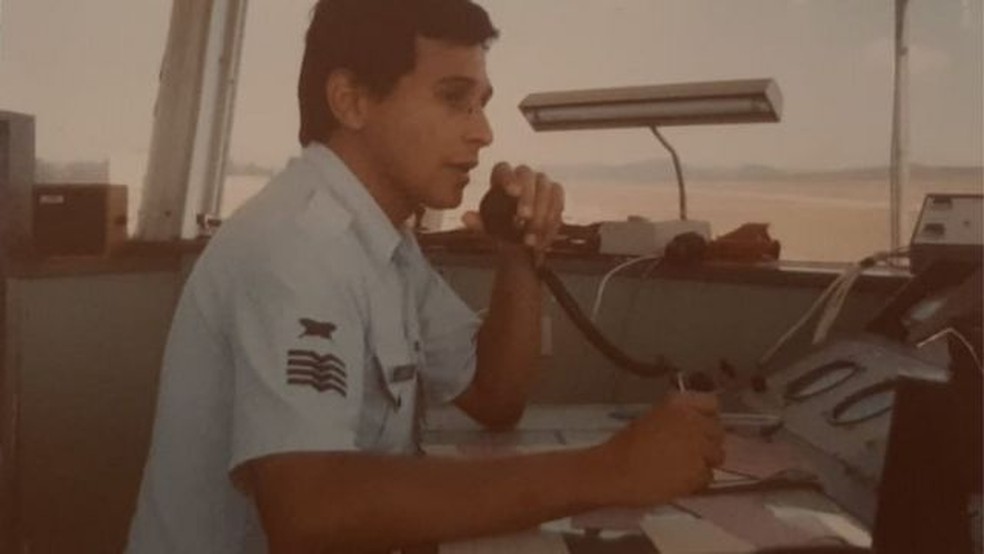 Sérgio Mota da Silva na torre de controle de São José dos Campos — Foto: Acervo pessoal