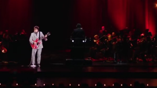 O holograma de Roy Orbison em um show na companhia de uma orquestra (Foto: Reprodução)