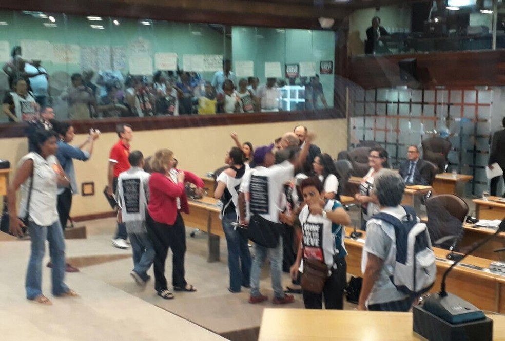 Servidores entraram no plenário após a LDO ser aprovada pelos deputados estaduais. (Foto: Tulio Ratto)