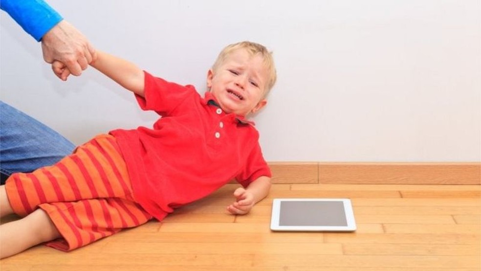 Criar repertórios de brincadeiras offline pode ajudar na hora de desligar os eletrônicos — Foto: Getty Images via BBC