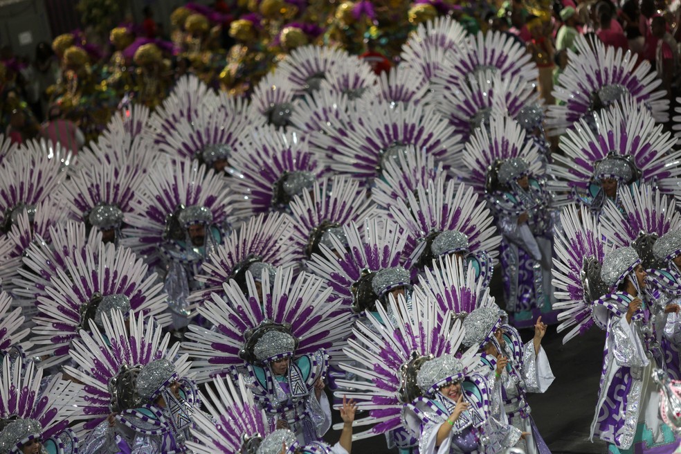 Imagem do desfile da Mangueira, que fechou a primeira noite do Grupo Especial — Foto: Ricardo Moraes/Reuters