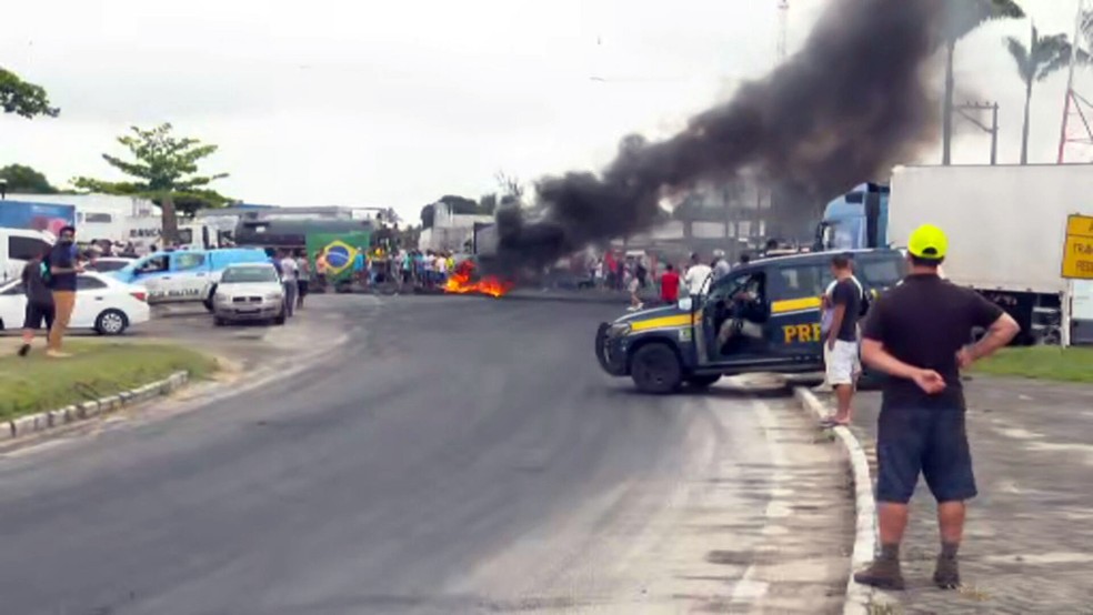Bolsonaristas fazem barricada de fogo no Trevo de Manilha — Foto: Reprodução/TV Globo