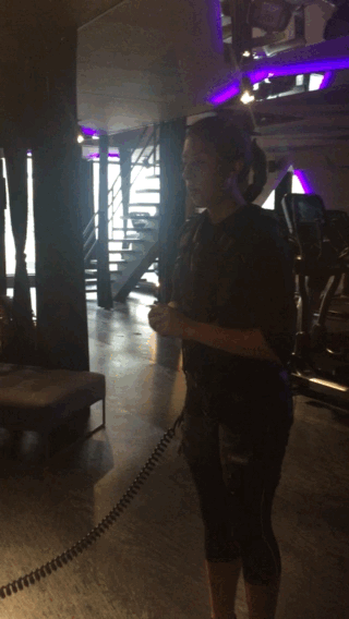 A repórter Larissa Gargaro testa o Xbody na Les Cinq Gym (Foto: Reprodução)