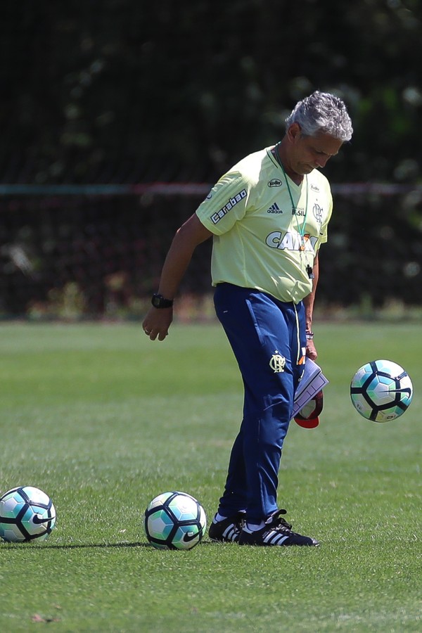 Rueda tem semana livre, mas sofre com desfalques no Fla; veja quem pega o Flu