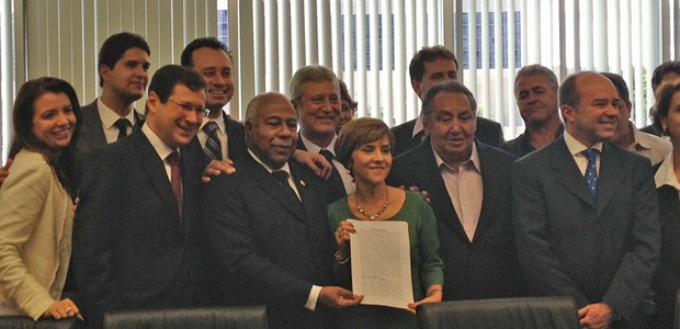 O presidente do TST, Carlos Alberto Reis de Paula, exibe documento do acordo homologado entre Shell, Basf e trabalhadores (Foto: Mariana Oliveira / G1)