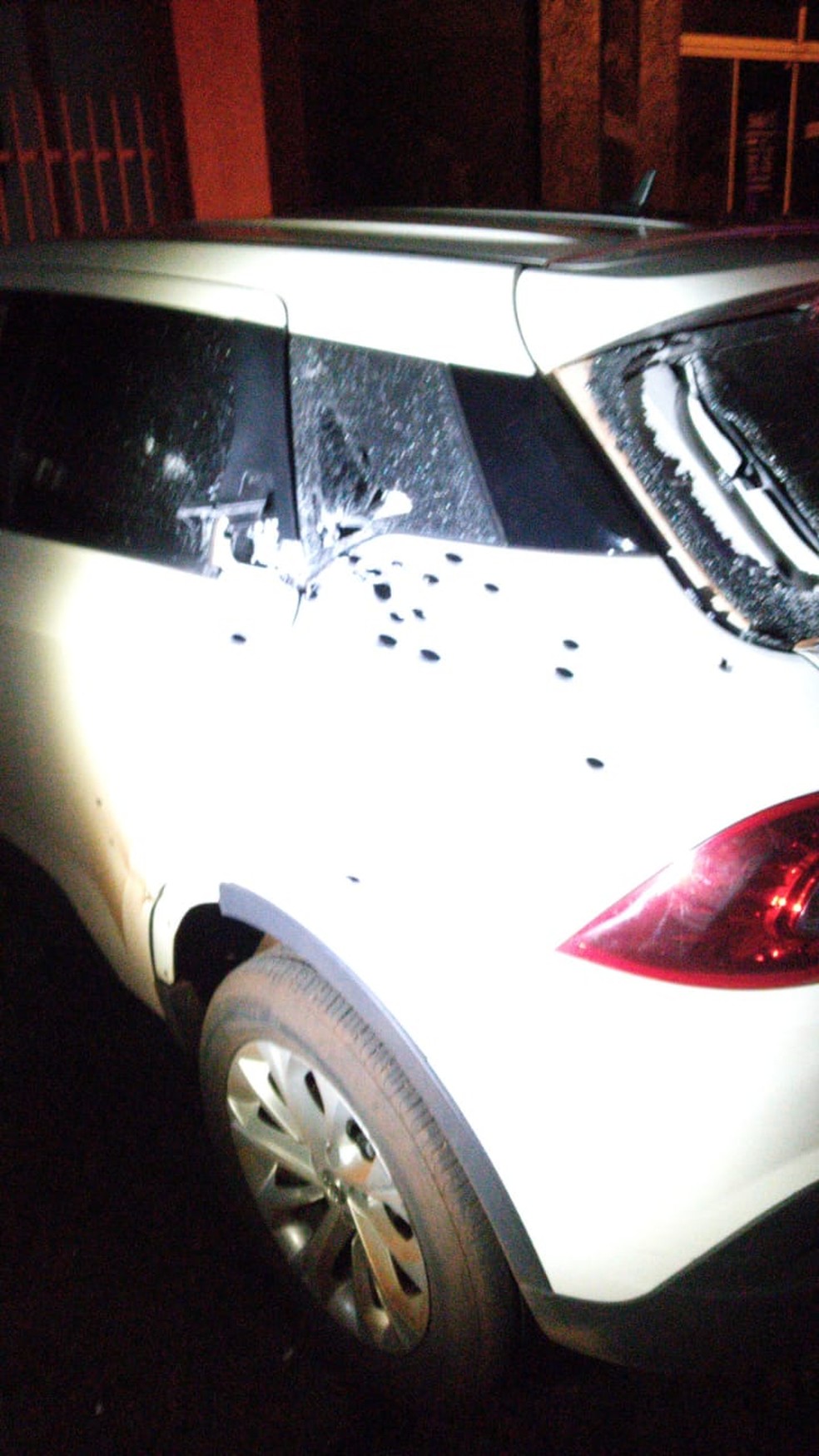 Carro de deputado paraguaio foi alvejado por ao menos 26 tiros na madrugada deste sábado (25). — Foto: Polícia Nacional Paraguai/Divulgação