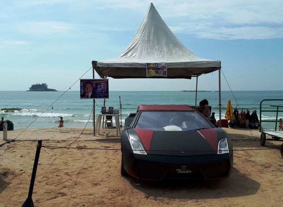 Carro que seria vendido pelo pastor foi exposto em evento em praia de Guarujá, SP (Foto: Arquivo Pessoal)