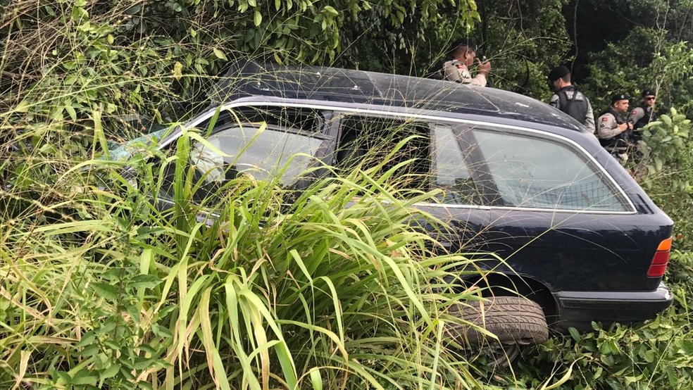 Dois quilômetros depois da primeira colisão, motorista que fugiu perdeu controle do carro e caiu na Mata do Amém (Foto: Walter Paparazzo/G1)
