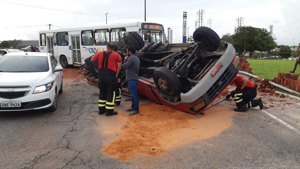 Caminhão carregado de tijolos tomba em acesso a Viaduto de Ponta Negra em Natal — Foto: Sérgio Henrique Santos/Inter TV Cabugi