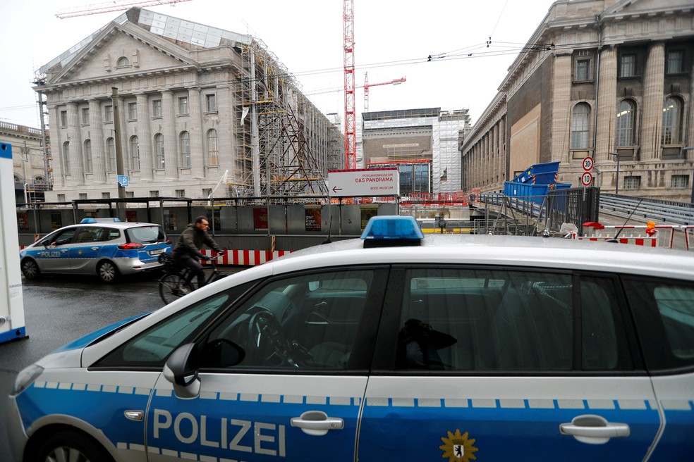 Carros da polícia são vistos em frente ao Museu Pergamon, na 'Ilha dos Museus', em Berlim, nesta quarta-feira (21) — Foto: Fabrizio Bensch/Reuters