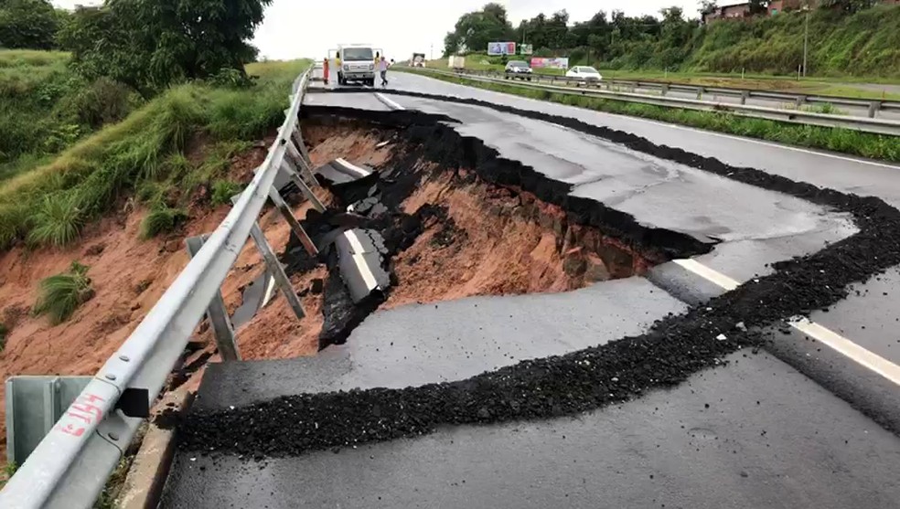 Cratera se abriu no trecho da BR-230 conhecido como "barriga cheia" na Grande João Pessoa — Foto: Walter Paparazzo/G1