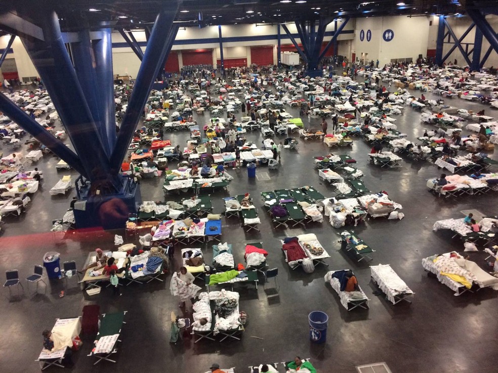 Pessoas que evacuaram suas casas se protegem do furacão Harvey no centro de convenções George R. Brown em Houston, nos EUA (Foto: Texas Military Department/Divulgação via Reuters)