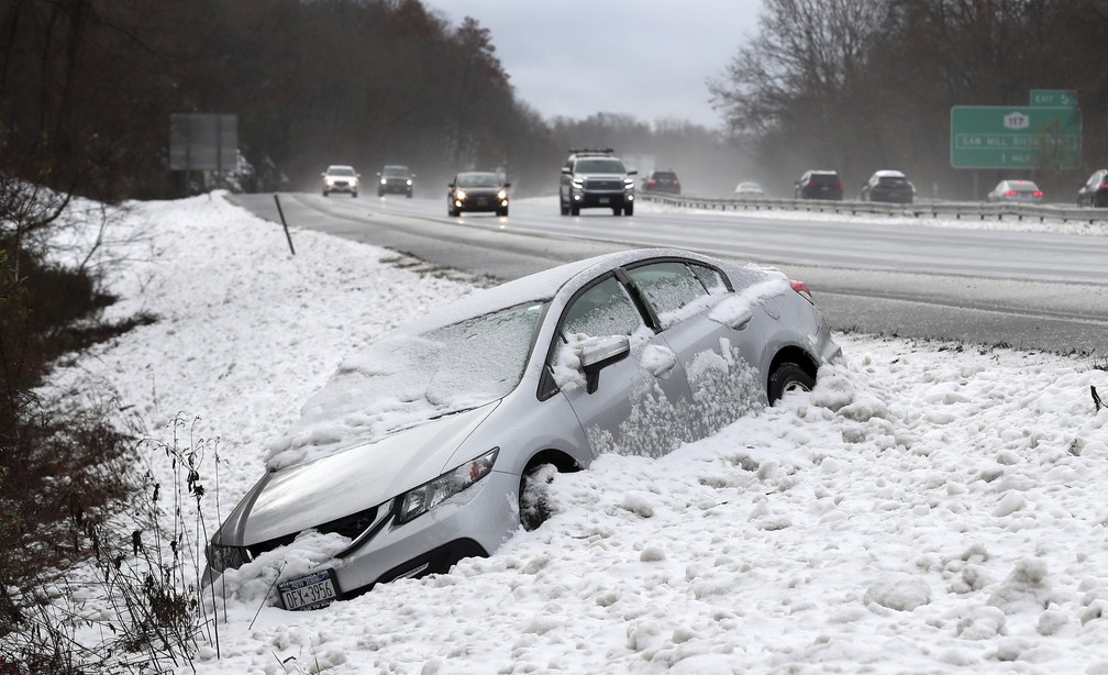 Carro saiu da rodovia 684, em Nova York, após nevasca na quinta-feira (15) — Foto: Frank Bacerra Jr./The Journal News via AP