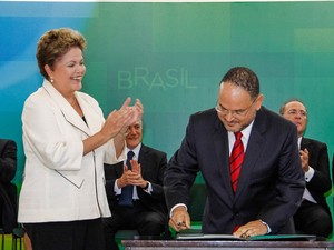 O ministro da Educação, José Hneirque Paim, assina termo de posse no Palácio do Planalto, nesta segunda (3) (Foto: Roberto Stuckert Filho / PR)