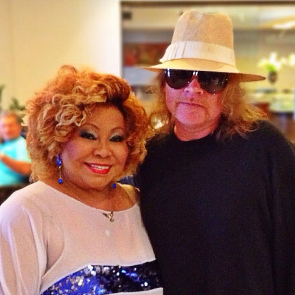 Alcione e Axl Rose naquela foto de fã e ídolo  — Foto: Arquivo pessoal
