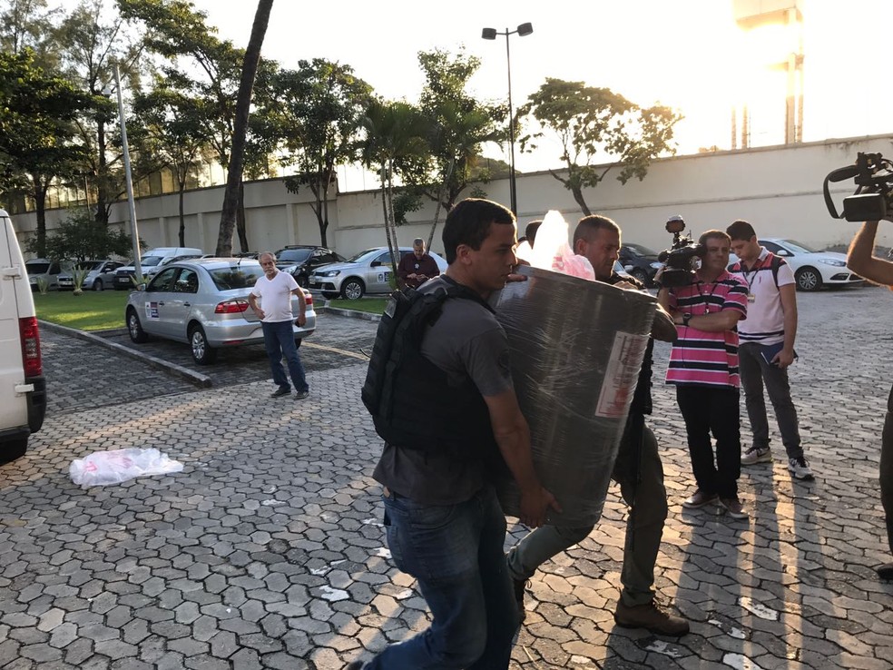 Agente chega a Cidade da Polícia com um aquecedor onde eram ocultos os fuzis (Foto: Henrique Coelho/G1)