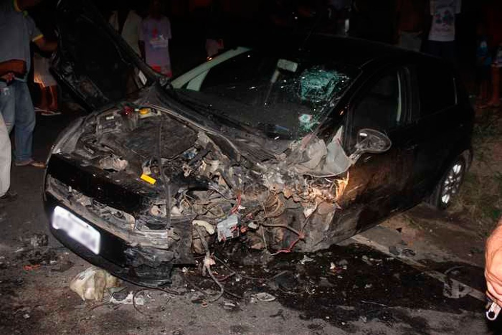 Frente do veículo ficou destruída com o impacto da batida (Foto: Raimundo Mascarenhas / Calila Noticias)