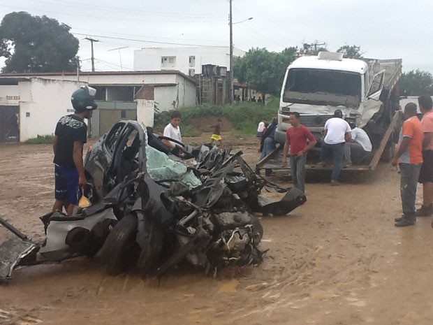 Jovens morrem após carro bater de frente com caminhão na BR-101 (Foto: Leo Valente / Blog do Valente)