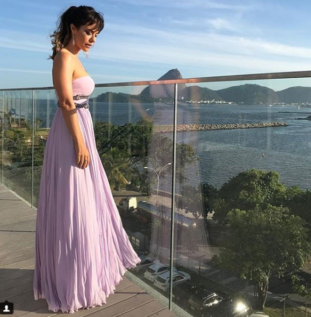 Miá Mello e seu look lilás (Foto: Reprodução Instagram)
