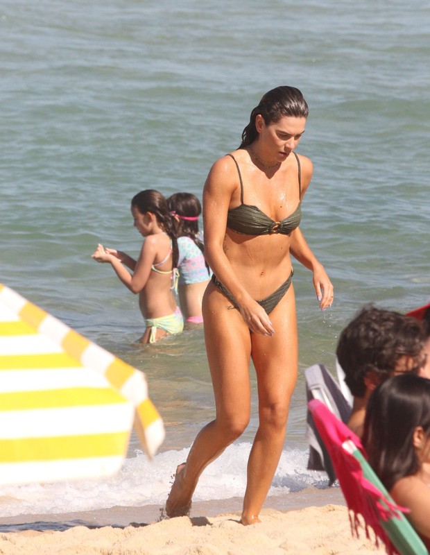 Mariana Goldfarb em dia de praia (Foto: Daniel Delmiro)
