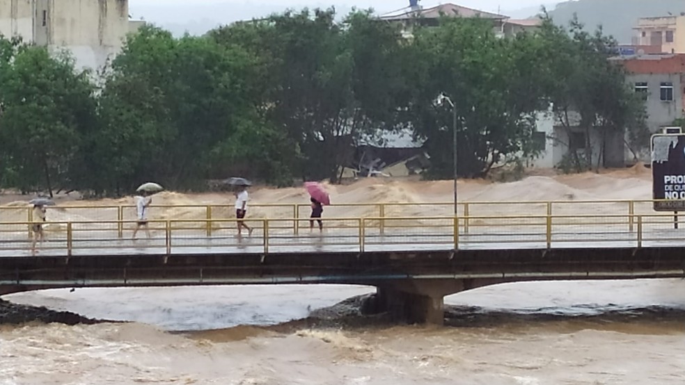 Foto mostra o n&iacute;vel na &aacute;gua em Salinas &mdash; Foto: Daniela Costa/Arquivo Pessoal
