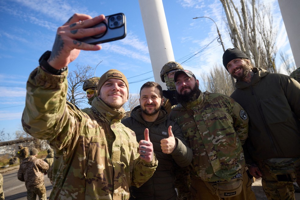 Presidente ucraniano, Volodymyr Zelensky, aparece em selfie com militares ucranianos na cidade de Kherson — Foto:  Assessoria da presidência ucraniana/via REUTERS