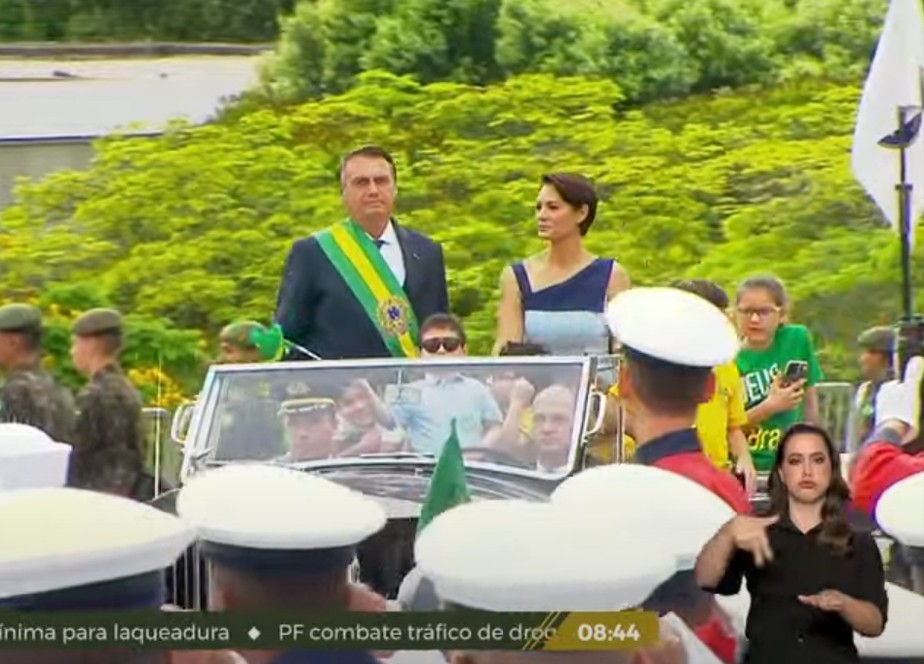 A causa do climão entre Bolsonaro e Michelle minutos antes de beijo no palanque  
