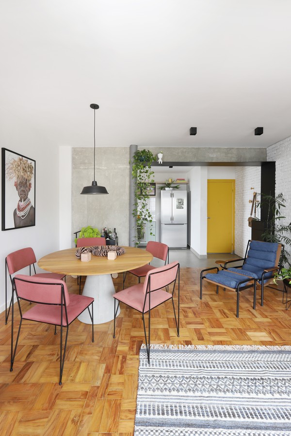 Apartamento de 84 m² passa por reforma total e ganha décor em tons de rosa e cinza (Foto: Mariana Orsi )