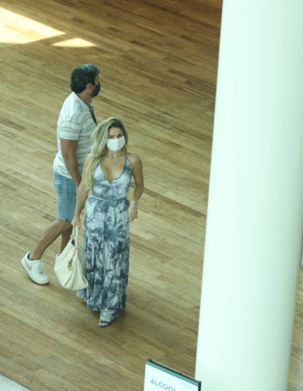 Renata Dávila e o namorado, Daniel Cotrim, passeiam em shopping do Rio de Janeiro (Foto: AgNews)