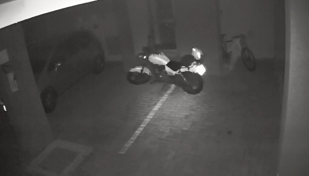 Moto foi flagrada andando sozinha em Londrina — Foto: Câmera de segurança