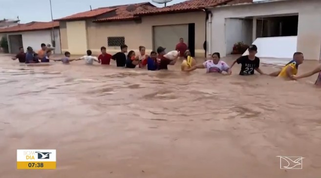 Açude rompe, casas são inundadas e famílias ficam desabrigadas após fortes chuvas no MA