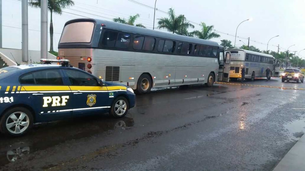 Ônibus foram levados para a Receita Federal em Maringá; passageiros foram liberados, segundo a polícia (Foto: Divulgação/ PRF)