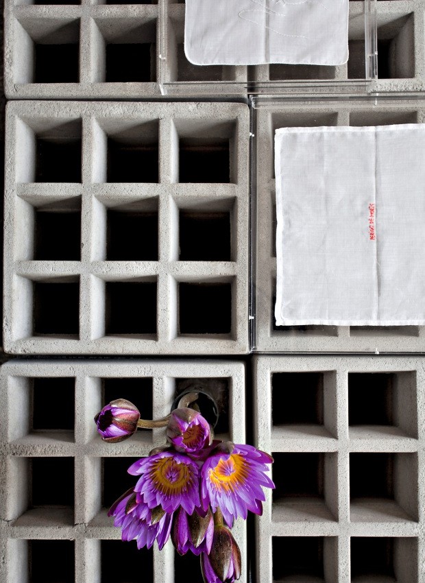 Multiúso. A mesa de centro feita com 32 tijolos de concreto pelo Garimporio revela-se também uma floreira (Foto: Marco Antonio / Editora Globo)