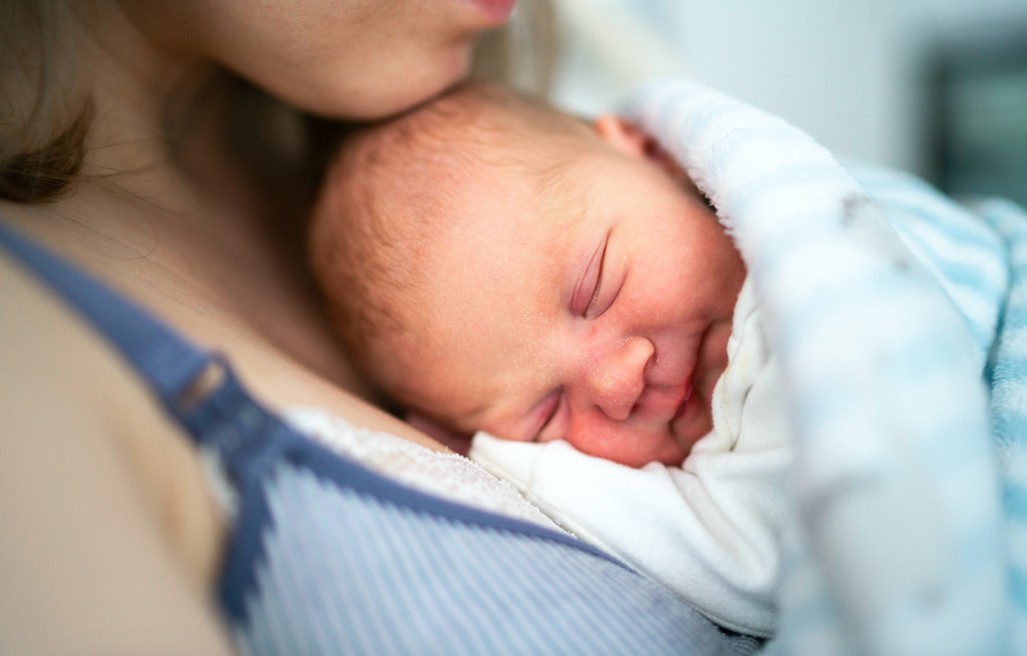 Bebê no colo da mãe (Foto: Getty Images)