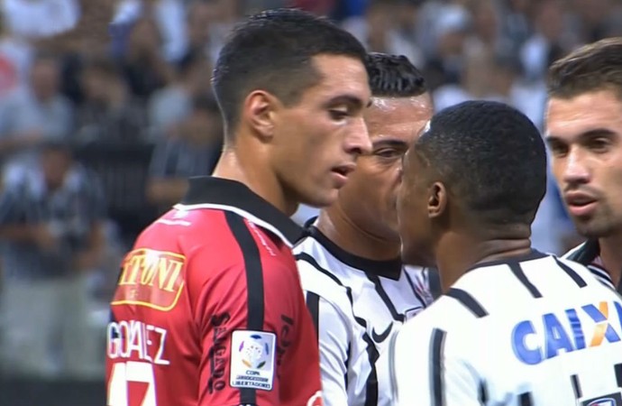 Cristian González e Elias discutem (Foto: Reprodução SporTV)